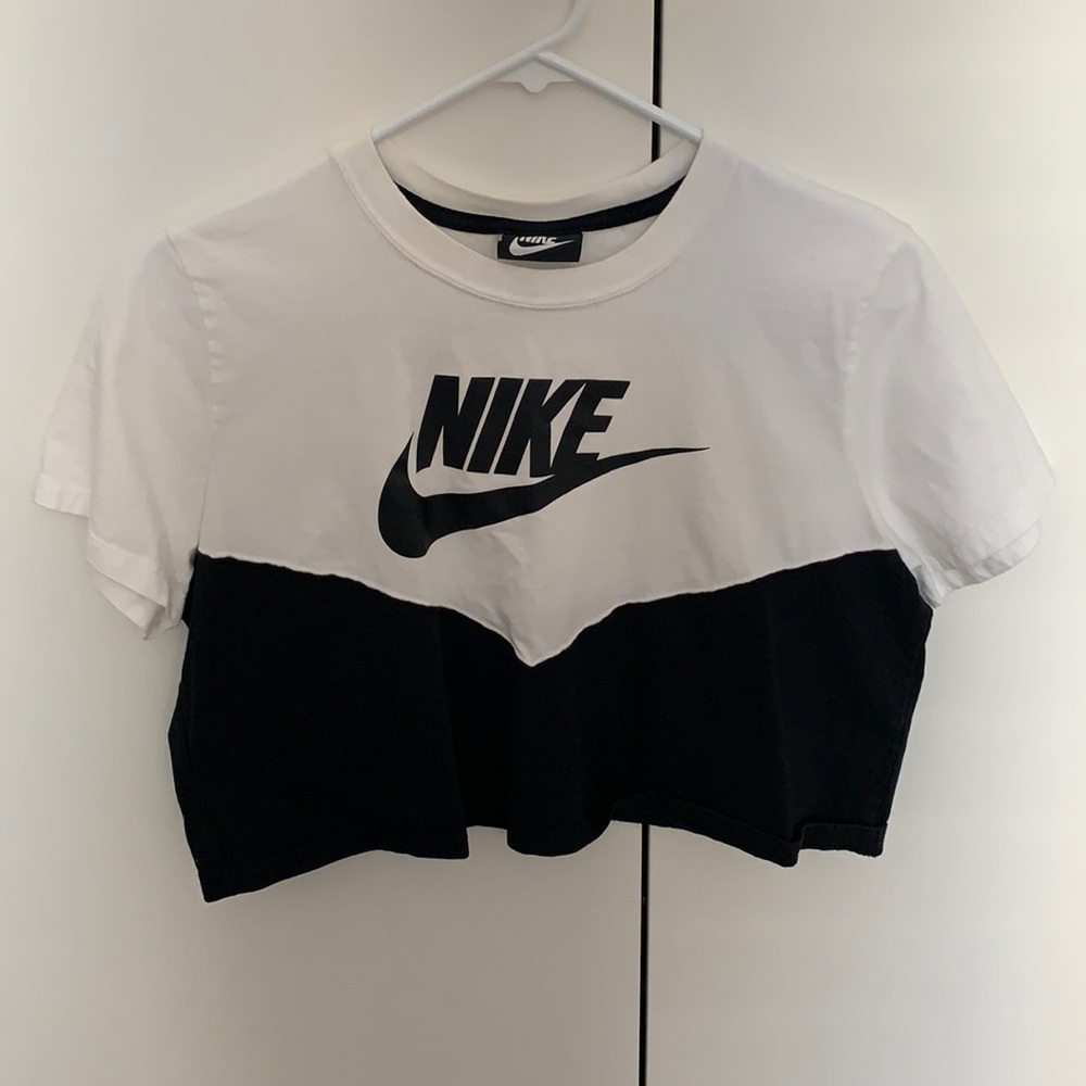 Colorblock black and white Nike crop tee
